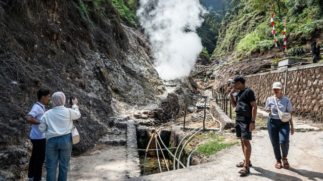 Sejumlah wisatawan melihat semburan uap belerang yang keluar dari kawah di lereng Gunung Ungaran, Bandungan, Kabupaten Semarang, Jawa Tengah, Semarang, Jawa Tengah, Selasa (25/8/2026). [ANTARA FOTO/Aprillio Akbar/YU]