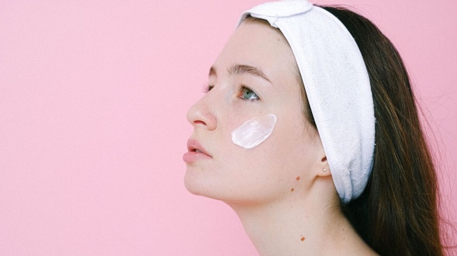 Ilustrasi wanita pakai moisturizer (Pexels/Anna Shvets)