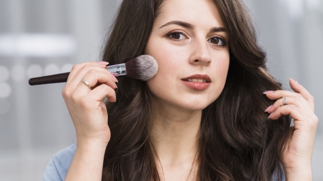Ilustrasi wanita makeup (Magnific)