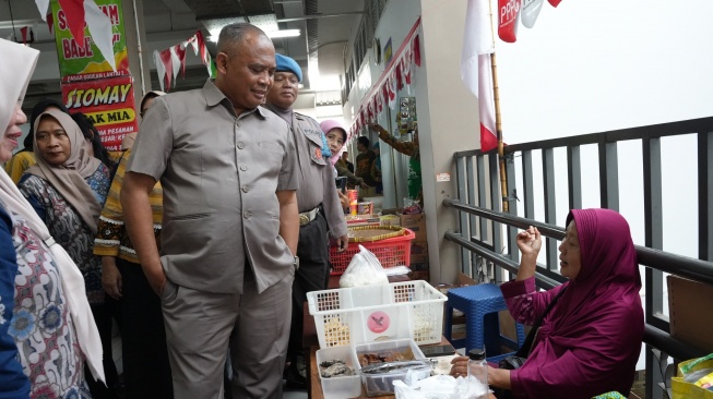 Bupati Sleman Harda Kiswaya sedang berdialog dengan pedagang di Pasar Godean, Sleman, DIY, Senin (24/8/2026).(Humas Pemkab Sleman)