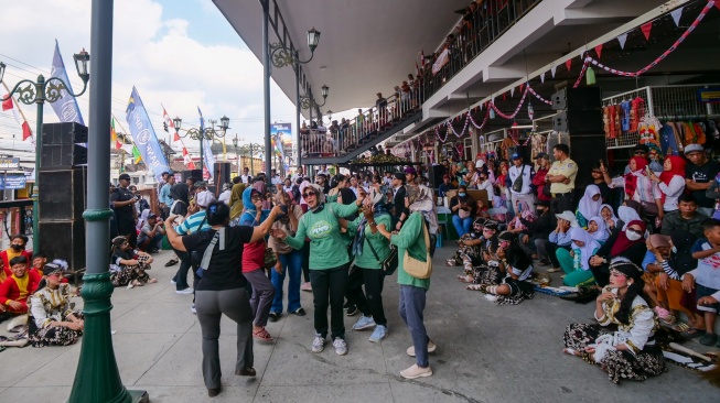 Antusiasme warga dan pengunjung pasar saat acara GEMPAR di Pasar Godean, Sleman, Yogyakarta, Senin (24/8/2026). [Suara.com]