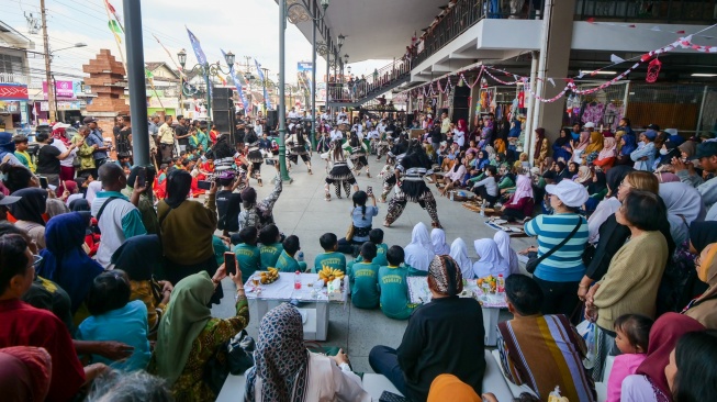 Antusiasme warga dan pengunjung pasar saat acara GEMPAR di Pasar Godean, Sleman, Yogyakarta, Senin (24/8/2026). [Suara.com]