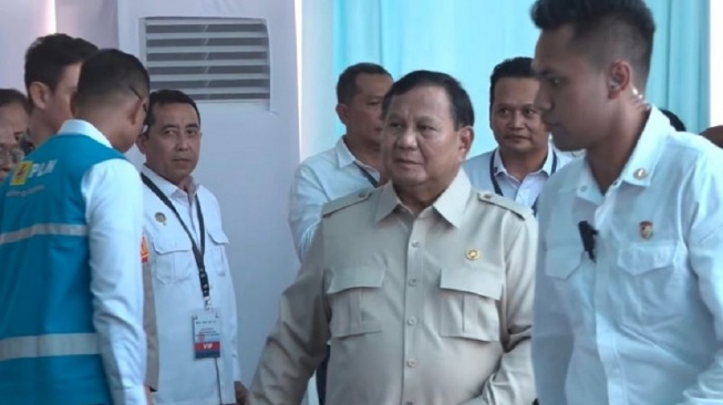  Presiden Prabowo Subianto tiba di Monumen Operasi Lintas Laut Jawa Bali untuk peluncuran dan peletakan batu pertama program Pembangkit Listrik Tenaga Surya (PLTS) 100 GWp, di Kabupaten Jembrana, Bali, Selasa (25/8/2026). (ANTARA/YouTube Sekretariat Presiden/Fathur Rochman)