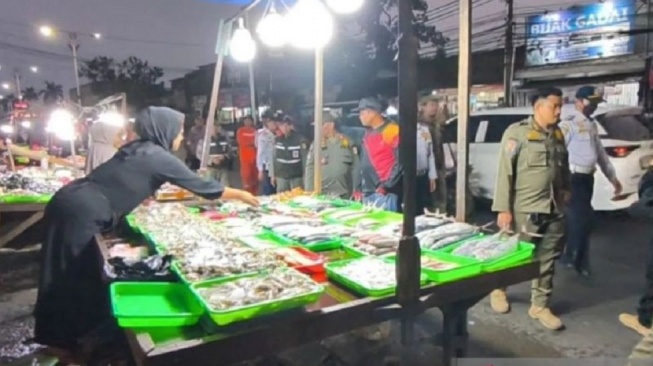 Jajaran Pemerintah Kota (Pemkot) Jakarta Timur (Jaktim) meninjau kondisi jalan yang licin di kawasan Kramat Jati, Jakarta Timur, Kamis (20/8/2026). ANTARA/HO-Pemerintah Kota Jakarta Timur.