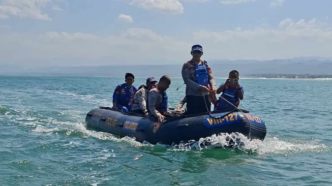 Tiga Wisatawan Terseret Ombak di Pantai Karang Papak Garut, Ini Kronologi Lengkapnya