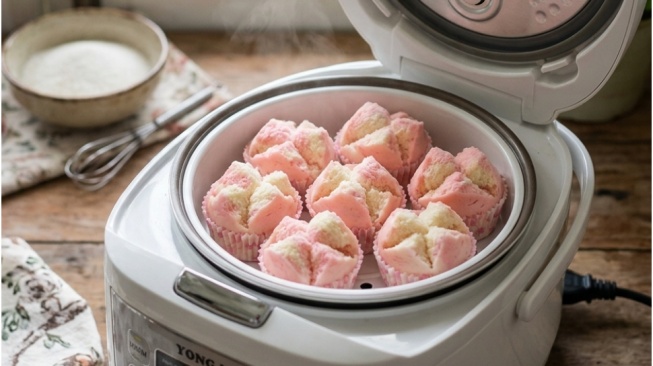 6 Cara Membuat Kue Bolu Kukus Mengembang Sempurna, Hanya Pakai Rice Cooker