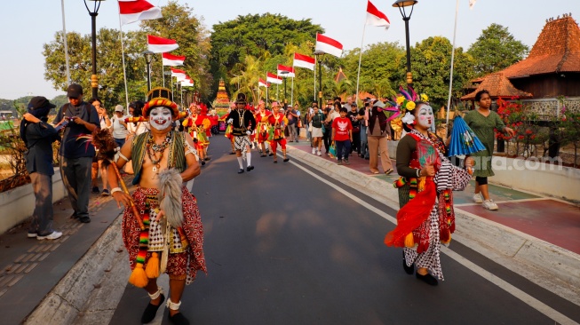 Pasukan Lombok Abang dan sejumlah warga mengarak gunungan berisi sayur-sayuran saat prosesi Grebeg Maulud di Taman Mini Indonesia Indah, Jakarta, Selasa (25/8/2026).  [Suara.com/Alfian Winanto]