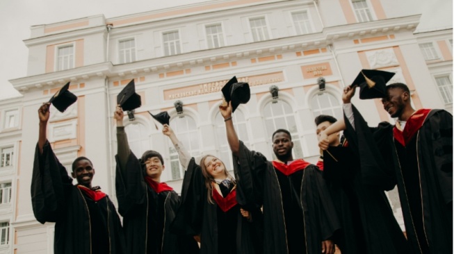 Kehidupan Setelah Wisuda, Mengapa Dunia Tiba-Tiba Terasa Sepi?