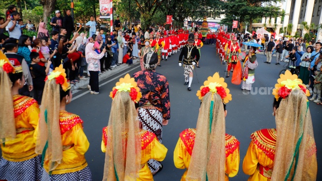 Prosesi penyerahan Pusaka berupa gunungan berisi sayur-sayuran saat prosesi Grebeg Maulud di Taman Mini Indonesia Indah, Jakarta, Selasa (25/8/2026).  [Suara.com/Alfian Winanto]