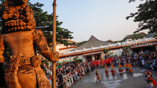 Warga menonton tari tepak putri saat prosesi Grebeg Maulud di Taman Mini Indonesia Indah, Jakarta, Selasa (25/8/2026).  [Suara.com/Alfian Winanto]