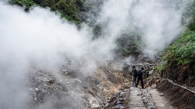 Wisatawan melintasi lokasi semburan uap belerang yang keluar dari kawah di lereng Gunung Ungaran, Bandungan, Kabupaten Semarang, Jawa Tengah, Semarang, Jawa Tengah, Selasa (25/8/2026). [ANTARA FOTO/Aprillio Akbar/YU]