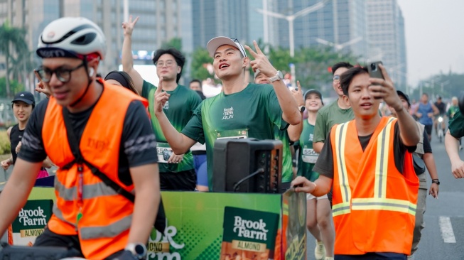 DJ Garry Ang Tampil Memeriahkan BrookFarm Almond Run 2026 dengan Memadukan Musik dan Aktivitas Lari Bersama Para Peserta. (dok Istimewa)