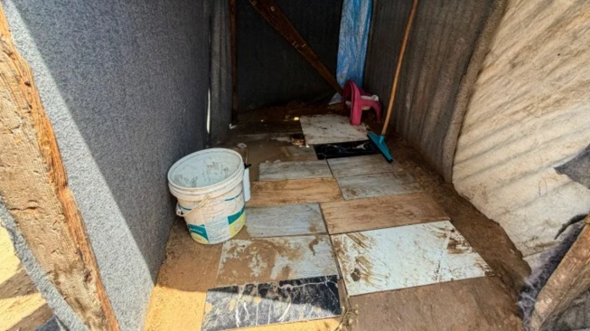 Blokade Israel memicu krisis sanitasi parah hingga memaksa warga Gaza menggunakan toilet rakitan purba. (Al Jazeera)
