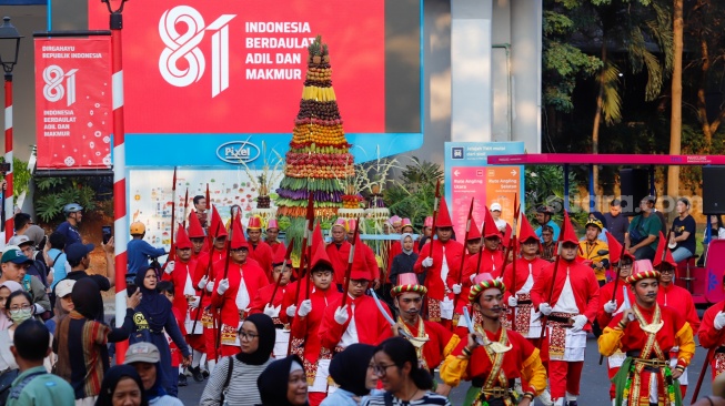 Pasukan Lombok Abang dan sejumlah warga mengarak gunungan berisi sayur-sayuran saat prosesi Grebeg Maulud di Taman Mini Indonesia Indah, Jakarta, Selasa (25/8/2026).  [Suara.com/Alfian Winanto]
