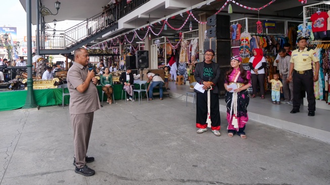 Bupati Sleman Harda Kiswaya saat pembukaan program GEMPAR di Pasar Godean, Sleman, Yogyakarta, Senin (24/8/2026). [Suara.com]