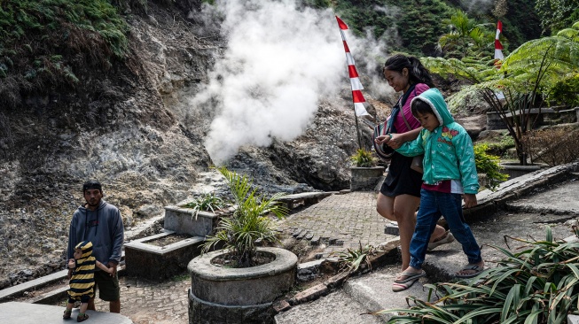 Sejumlah wisatawan melintasi lokasi semburan uap belerang yang keluar dari kawah di lereng Gunung Ungaran, Bandungan, Kabupaten Semarang, Jawa Tengah, Semarang, Jawa Tengah, Selasa (25/8/2026). [ANTARA FOTO/Aprillio Akbar/YU]