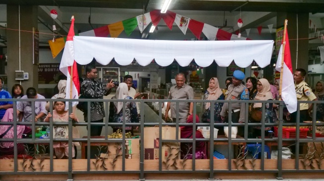 Bupati Sleman Harda Kiswaya sedang berdialog dengan pedagang di tengah program GEMPAR di Pasar Godean, Sleman, Yogyakarta, Senin (24/8/2026). [Suara.com]