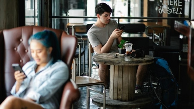 Pesan Digital ala Gen Z: Kenapa Stiker Chat Selalu Hadir di Setiap Obrolan?