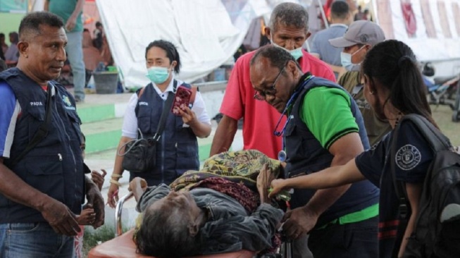 Petugas kesehatan bersiap memindahkan warga terdampak gempa bumi yang sakit dari lokasi pengungsian Gelora Samador ke RSUD TC Hillers Maumere di Kabupaten Sikka, Nusa Tenggara Timur, Senin (17/8/2026).  ANTARA FOTO/Mega Tokan/app/foc.