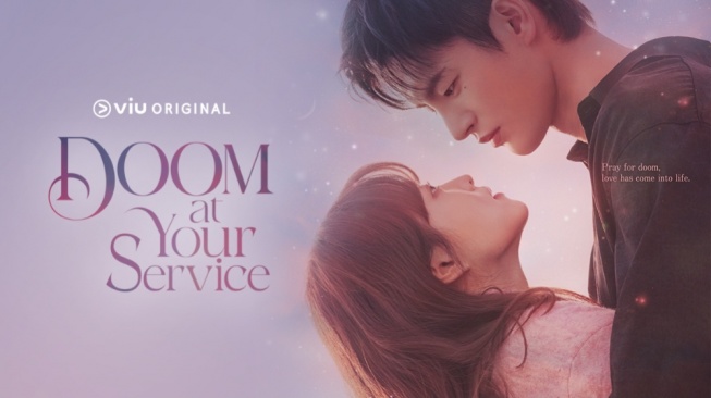 Ulasan Doom at Your Service: Romansa Fantasi tentang Upaya Menentang Takdir