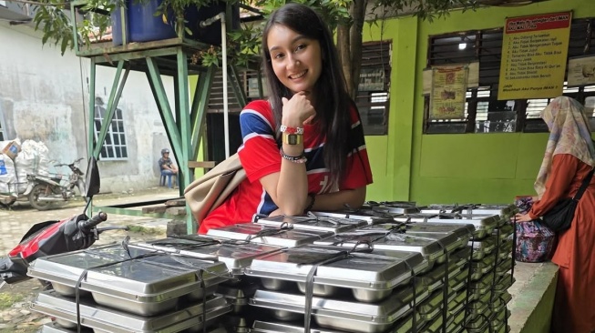 Viral Miss Norwegia Keturunan Padang Jadi Guru dan Berpose Depan Ompreng MBG