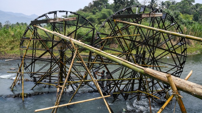 Petani memperbaiki kincir air di Kampung Sukasirna, Desa Manggungsari, Kabupaten Tasikmalaya, Jawa Barat, Rabu (26/8/2026). [ANTARA FOTO/Adeng Bustomi/nym]