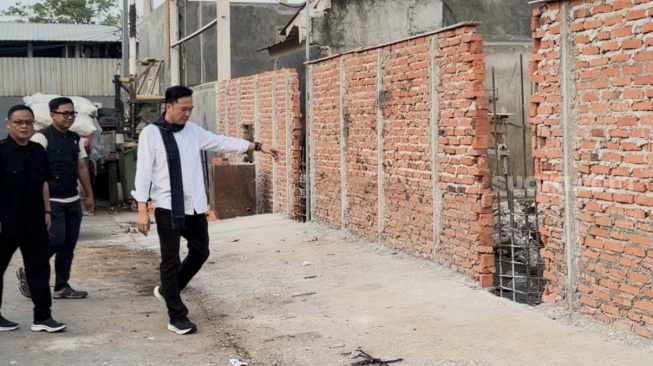 Aset DKI 'Disulap' Jadi Bisnis Padel, Layanan Sampah Warga Meruya Kini Telantar di Jalan