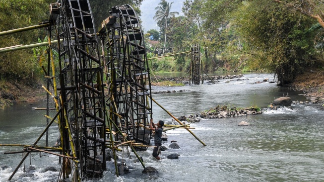 Lawan Kekeringan, Petani Tasikmalaya Swadaya Bikin Kincir Air