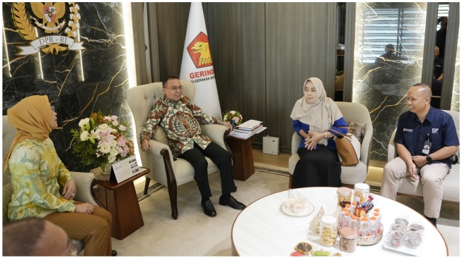 Serikat Buruh PT Pos Indonesia saat menemui Wakil Ketua DPR RI Sufmi Dasco Ahmad, yang didampingi oleh Ketua Komisi VI DPR RI Anggia Ermarini dan Wakil Ketua Komisi VI DPR RI Andre Rosiade, di Gedung Nusantara III kompleks parlemen, Senayan, Jakarta, Rabu (26/8/2026).