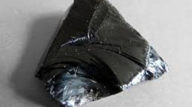 Ilustrasi batu obsidian