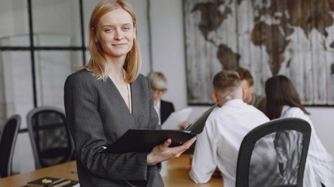Tren Job Hugging di Kalangan Gen Z: Saat Bertahan Jadi Pilihan Paling Aman