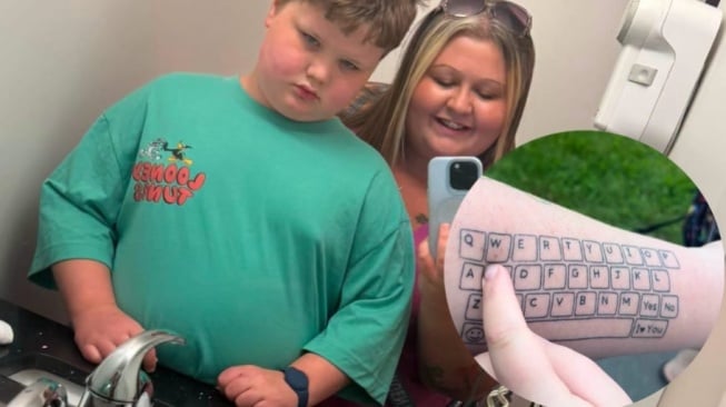 Demi Putranya yang Autisme, Ibu ini Membuat Tato Keyboard di Tangannya