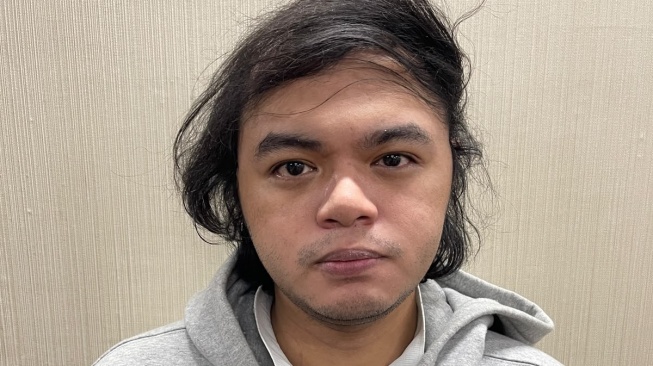 Tersangka Abram Jetro Endiera, warga Bekasi yang ditangkap Bareskrim Polri terkait kepemilikan ganja dalam bentuk permen gummy asal Inggris. [Suara.com/Bareskrim]