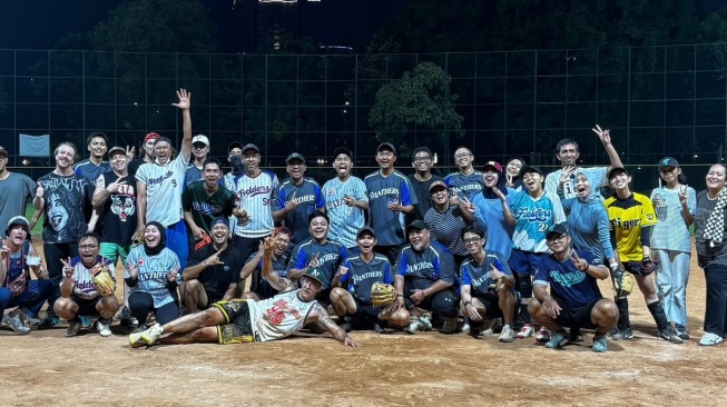 Personel The Flaming Lips bermain slowpitch bersama komunitas The Panthers di Jakarta melalui Reclub. Tren ini mendorong kebutuhan lapangan olahraga publik. [Dok. Istimewa]
