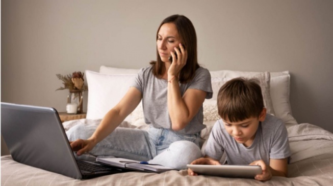 Parenting di Era Digital: Ketika Gawai Menjadi Pengasuh Anak