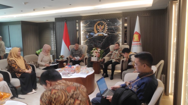  Wakil Ketua DPR Sufmi Dasco Ahmad dan Saan Mustopa menggelar audiensi dengan perwakilan guru honorer yang tergabung dalam Forum Advokasi Guru Non-ASN Sekolah Negeri (FAGRI) di Komplek Parlemen, Senayan, Rabu (26/8/2026).  [Suara.com/Bagaskara]