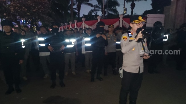 Polisi Bubarkan Massa Aliansi Pati yang Galang Donasi di Depan DPR