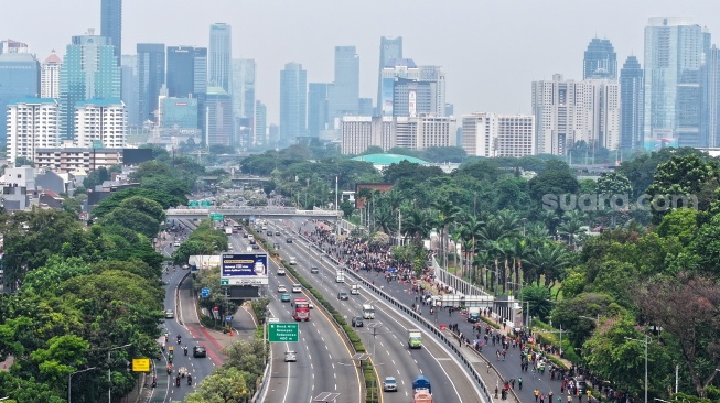Foto udara suasana aksi demo yang digelar berbagai aliansi masyrakat di depan Gedung DPR RI, Jakarta, Kamis (27/8/2026). [Suara.com/Novi/Rayhan]