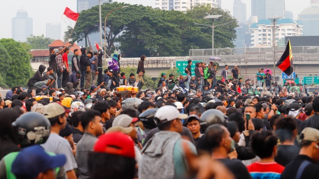 Sejumlah massa dari berbagai aliansi masyarakat saat menggelar aksi di depan Gedung DPR RI, Jakarta, Kamis (28/8/2026). [Suara.com/Alfian Winanto]