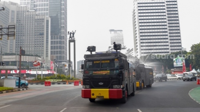 Tepung Singkong untuk Atasi Karhutla, Water Cannon untuk Redam Suara Rakyat