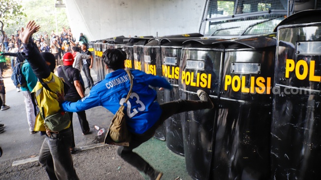 Sejumlah massa dari berbagai aliansi masyarakat saat menggelar aksi di depan Gedung DPR RI, Jakarta, Kamis (28/8/2026). [Suara.com/Alfian Winanto]