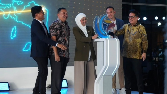 Menkomdigi Meutya Hafid (tengah), CEO of Digital Tech Ecosystem & Development Sinar Mas Land Irawan Harahap (kedua dari kanan), dan Managing Director Sinar Mas, Ferry Salman (kanan) saat peresmian Garuda Spark Innovation Hub (GSIH) di BSD City, Tangerang (26/8/2026).