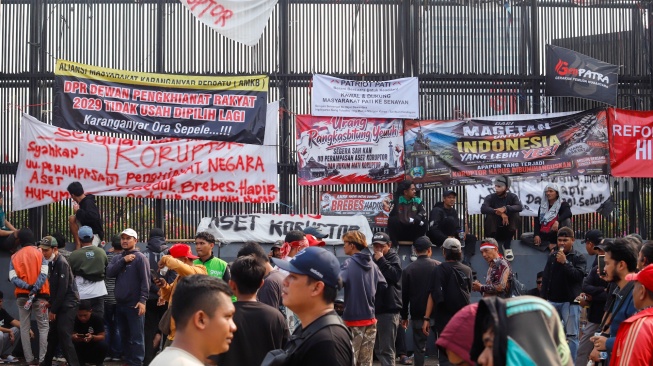 Sejumlah massa dari berbagai aliansi masyarakat saat menggelar aksi di depan Gedung DPR RI, Jakarta, Kamis (28/8/2026). [Suara.com/Alfian Winanto]