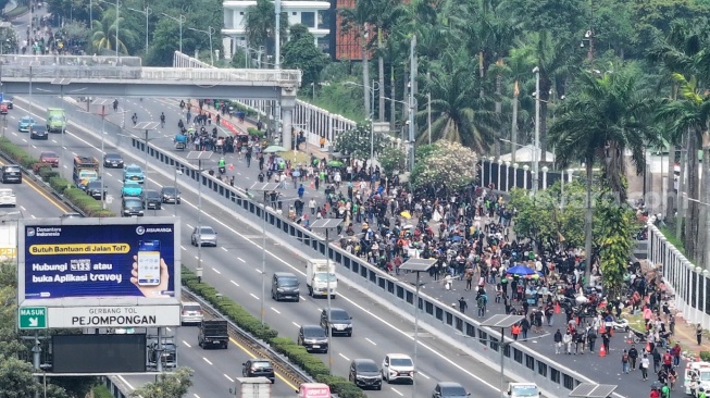 Foto udara suasana aksi demo yang digelar berbagai aliansi masyrakat di depan Gedung DPR RI, Jakarta, Kamis (27/8/2026). [Suara.com/Novi/Rayhan]
