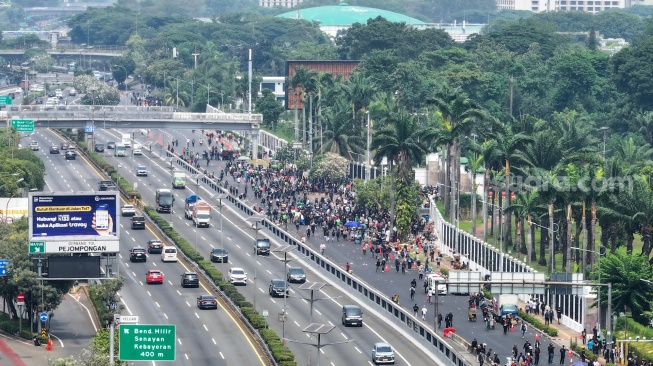 Foto udara suasana aksi demo yang digelar berbagai aliansi masyrakat di depan Gedung DPR RI, Jakarta, Kamis (27/8/2026). [Suara.com/Novi/Rayhan]