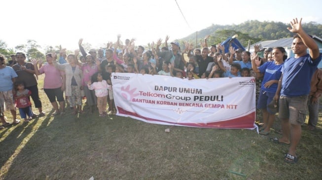 TelkomGroup mendukung operasional dapur umum bagi masyarakat terdampak gempa di NTT sebagai bagian dari penyaluran bantuan kemanusiaan selama masa tanggap darurat. Dukungan ini dilakukan melalui kolaborasi dengan berbagai pihak untuk memastikan kebutuhan dasar masyarakat dapat terpenuhi.(Dok: Telkom)