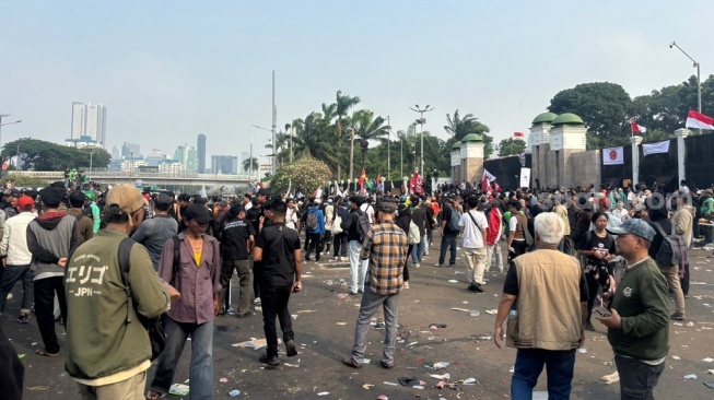 Suasana demo 27 Agustus di depan gedung DPR RI pada Kamis sore. (Suara.com/Faqih)