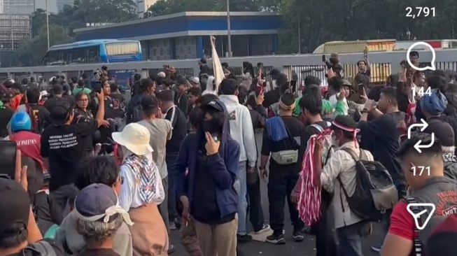 Dikawal Ratusan Ojol, Botok Tiba di Gedung DPR