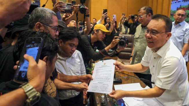 Wakil Ketua DPR Sufmi Dasco Ahmad (kanan) menunjukkan surat komitmen penyelesaian pembentukan RUU Perampasan Aset kepada perwakilan Aliansi Masyarakat Pati Bersatu (AMPB) di Kompleks Parlemen, Senayan, Jakarta, Kamis (27/8/2026). [ANTARA FOTO/Asprilla Dwi Adha/sgd/tom]