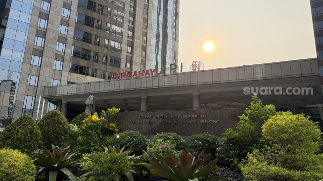 Suasana Bursa Efek Indonesia (BEI) di kawasan SCBD terpantau sepi saat demo 27 Agustus 2026. [Suara.com/Dicky Prastya]